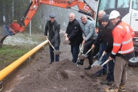 bnNETZE-Geschäftsführer Geis (l.) und Bürgermeister Feser (2.v.r.) beim ersten Spatenstich.