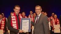 Wolfgang Weber übergibt den badenova Energiewende-Förderpreis an Stephan Ziegler
