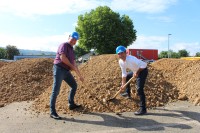 Ralf Held und Peter Lais setzen den ersten Spatenstich zum Bau des neuen Hochleistungsrechenzentrums