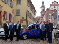 Die beteiligten Bürgermeister sowie badenova Vertreter mit einem E-Mobil in Ettenheims Innenstadt.