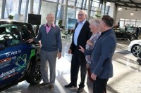 Fahrzeugübergabe im Autohaus Kestenholz.