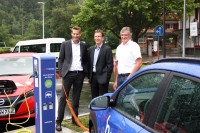 Die Vorstände von VAG und badenova bei der Einweihung der Ladesäulen am Parkplatz der Talstation.