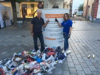 Mike Röttger und Claudia Wagner von der badenova Unternehmenskommunikation mit ihrer Plastikbeute.