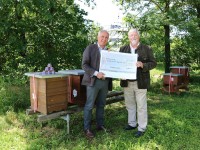 Das Bild zeigt Dr. Roland Weis (badenova) und Klaus Schmieder (Landesverband Badischer Imker e.V.)
