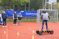 Schüler des Oken-Gymnasiums in Offenburg beim Testen eines E-Skateboards.