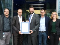 Übergabe Betriebsurkunde an Reinhold Lohr (GF bnNETZE) durch Simon Kaiser (IHK)