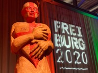 Die 3,5 Meter hohe Holzfigur von Thomas Rees ist das Symbol des gemeinschaftlichen Projekts.