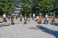 Neue Auszubildende bei badenova - Gruppenfoto im Innenhof des badenova Campus