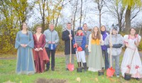 Die Baumpflanz-Akteure in Breisach: Klimaschützer Breisach um Bürgermeister Oliver Rein (Mitte)