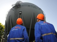 Statt von unten: Blick auf die ca. 40 Meter hohe Gaskugel mit einem Hubsteiger von oben.