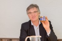 Vorstand Dr. Thorsten Radensleben mit dem ersten eigenen badenova Honig