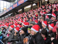 Rot-weißes Meer von Nikolausmützen im SC-Stadion 