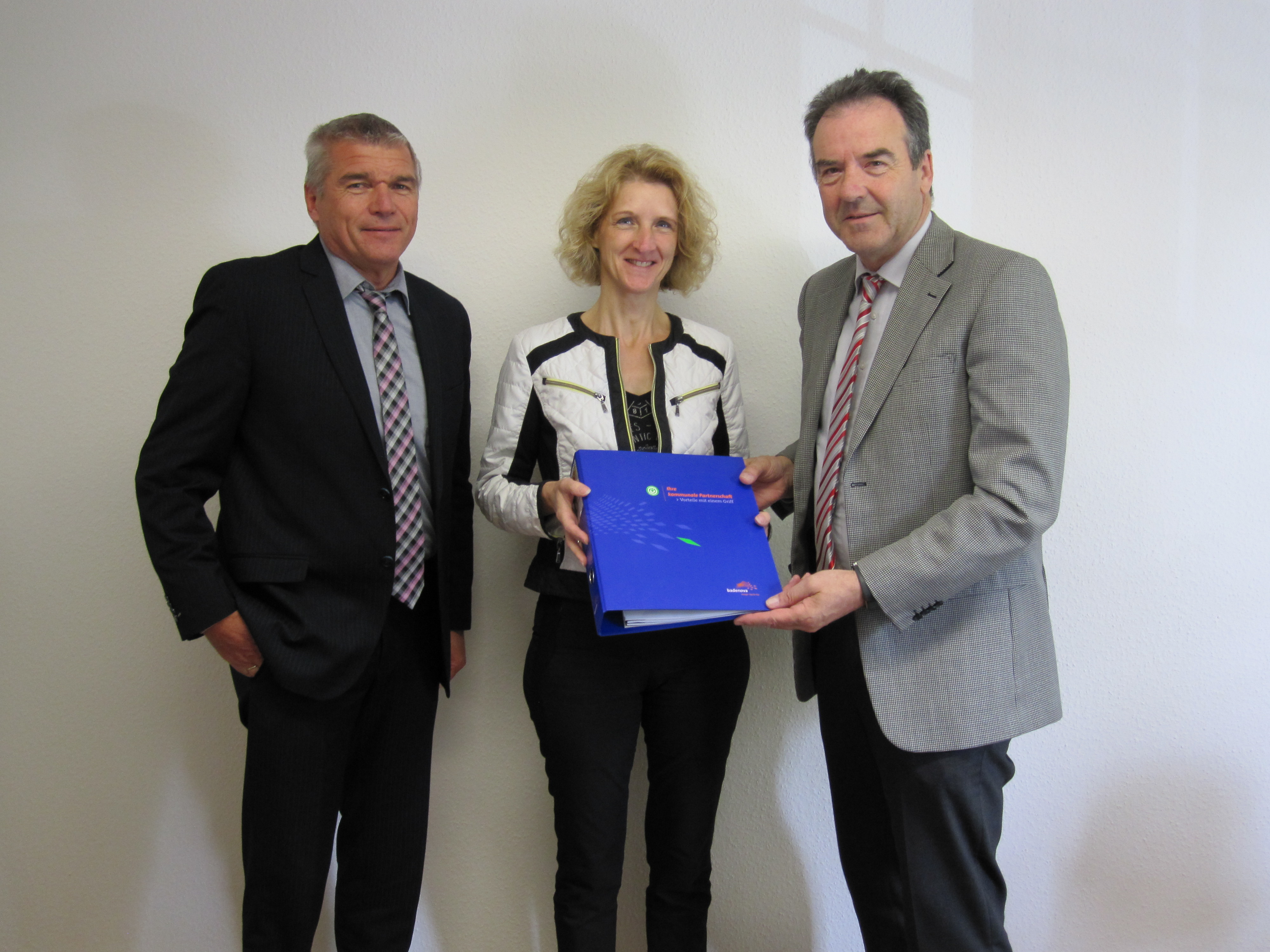 Rainer Kühlwein (badenova), Bürgermeisterin Daniela Meier und Johann-Martin Rogg (badenova).
