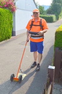 Mit hochsensiblen Messgeräten sind die Erdgasspürer im Raum Waldshut-Tiengen unterwegs.