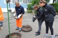 Das SWR-Kamera-Team filmt die Kanalreinigung mit dem Saug- und Spülfahrzeug.