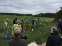 Referen Dietmar Näser erklärt das Prinzip der Regenerativen Landwirtschaft anhand von Maispflanzen