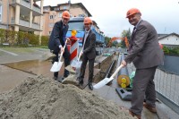 Baubürermeister Haag, Bürgermeister Ante und WÄRMEPLUS-Geschäftsführer Preiser beim Spatenstich