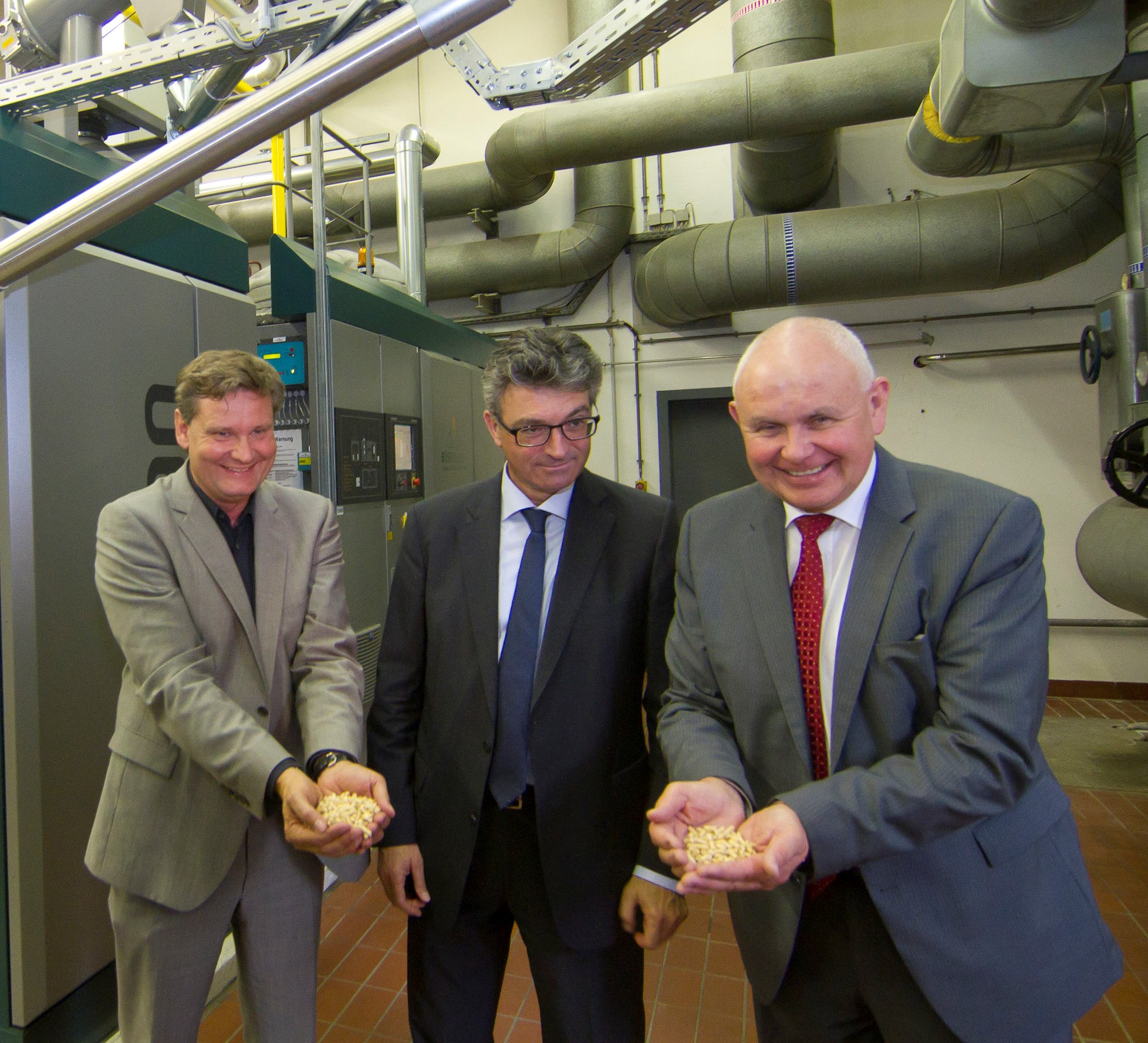 Klaus Preiser(badenovaWärmeplus), OB Dieter Salomon und Mathias Nikolay (Vorstand badenova)