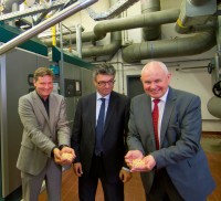 Klaus Preiser(badenovaWärmeplus), OB Dieter Salomon und Mathias Nikolay (Vorstand badenova)