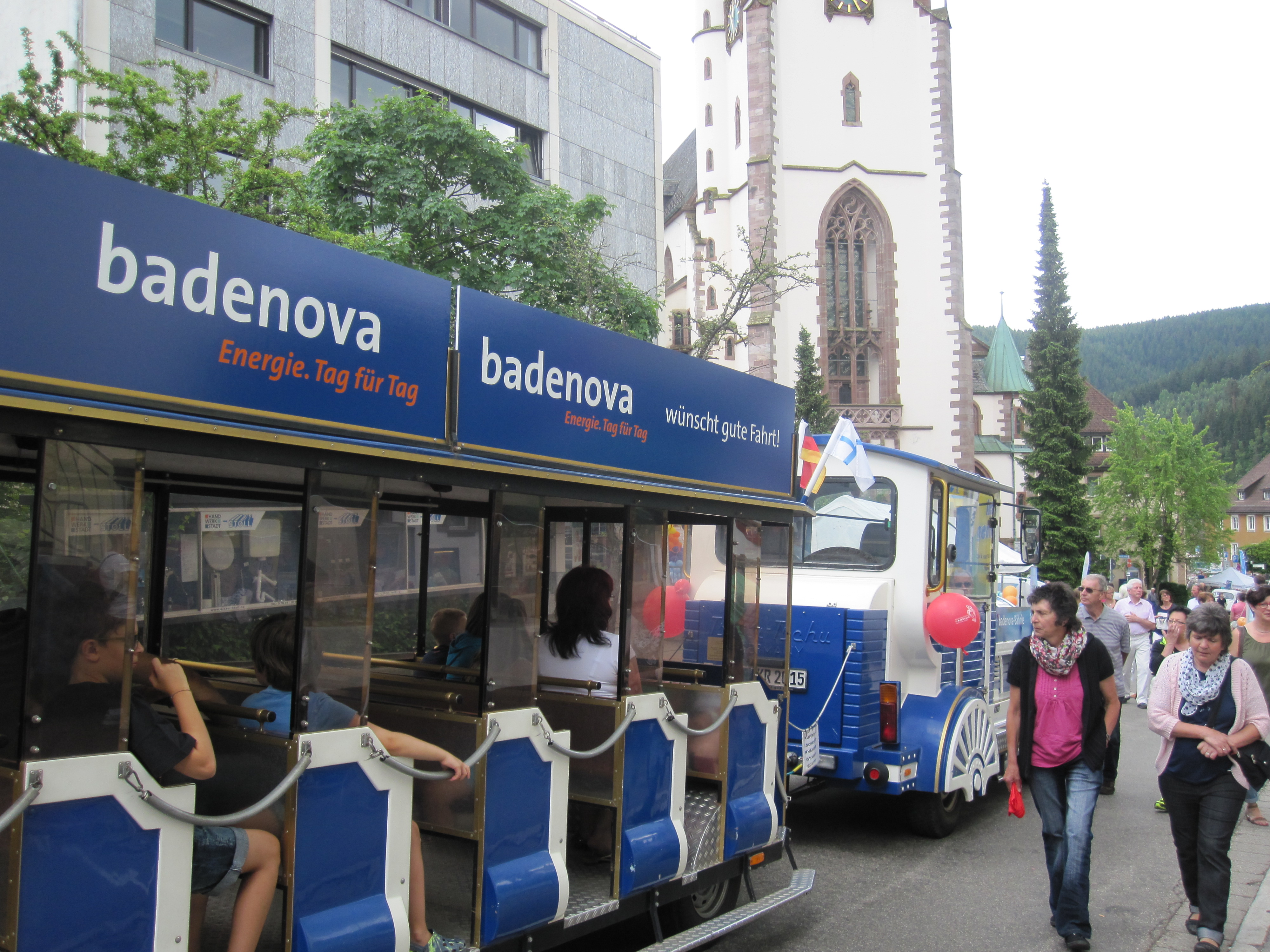 Das badenova-Bähnle unterwegs in Neustadts Innenstadt.