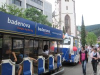 Das badenova-Bähnle unterwegs in Neustadts Innenstadt.