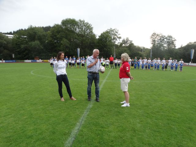 Übergabe des Spielballs vor dem Anpfiff.