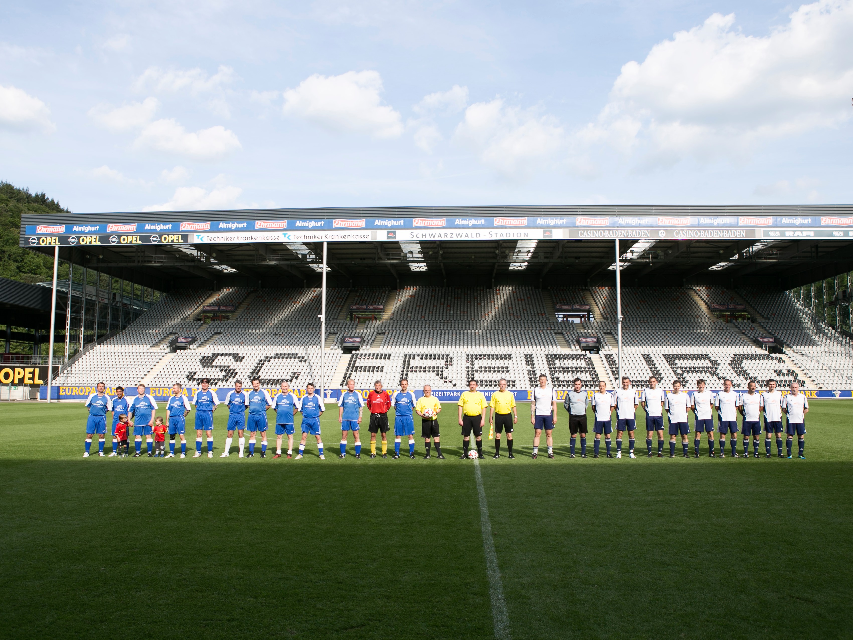 Startaufstellung im SC Freiburg Stadion
