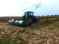 Test BioChipper: Der Spezialmulcher legt das Maisstroh effizient zum Verladen zurecht.