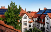 Blick auf die Solarthermie-Kollektoren auf dem Dach des denkmalgeschützten Mehrfamilienhauses.