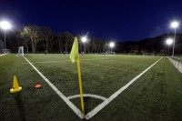 Der Endinger Fußballplatz erstrahlt durch LEDs