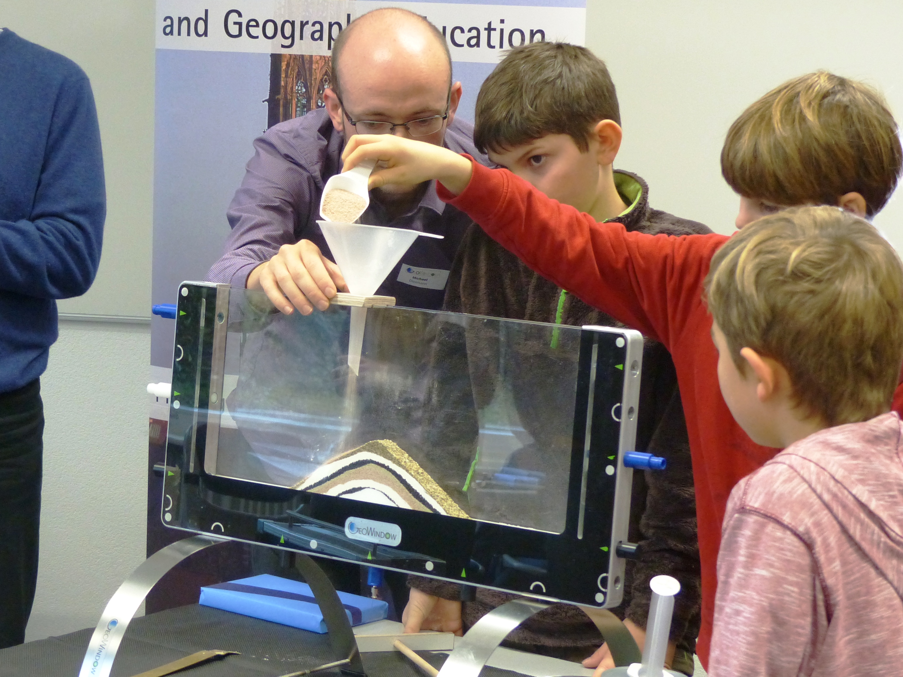 Schritt für Schritt modellieren die Kinder einen Vulkan im geowindow
