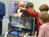 Schritt für Schritt modellieren die Kinder einen Vulkan im geowindow