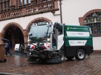 Ab sofort wird Freiburgs Plaster emissionsfrei mit einer Elektrokehrmaschine gereinigt